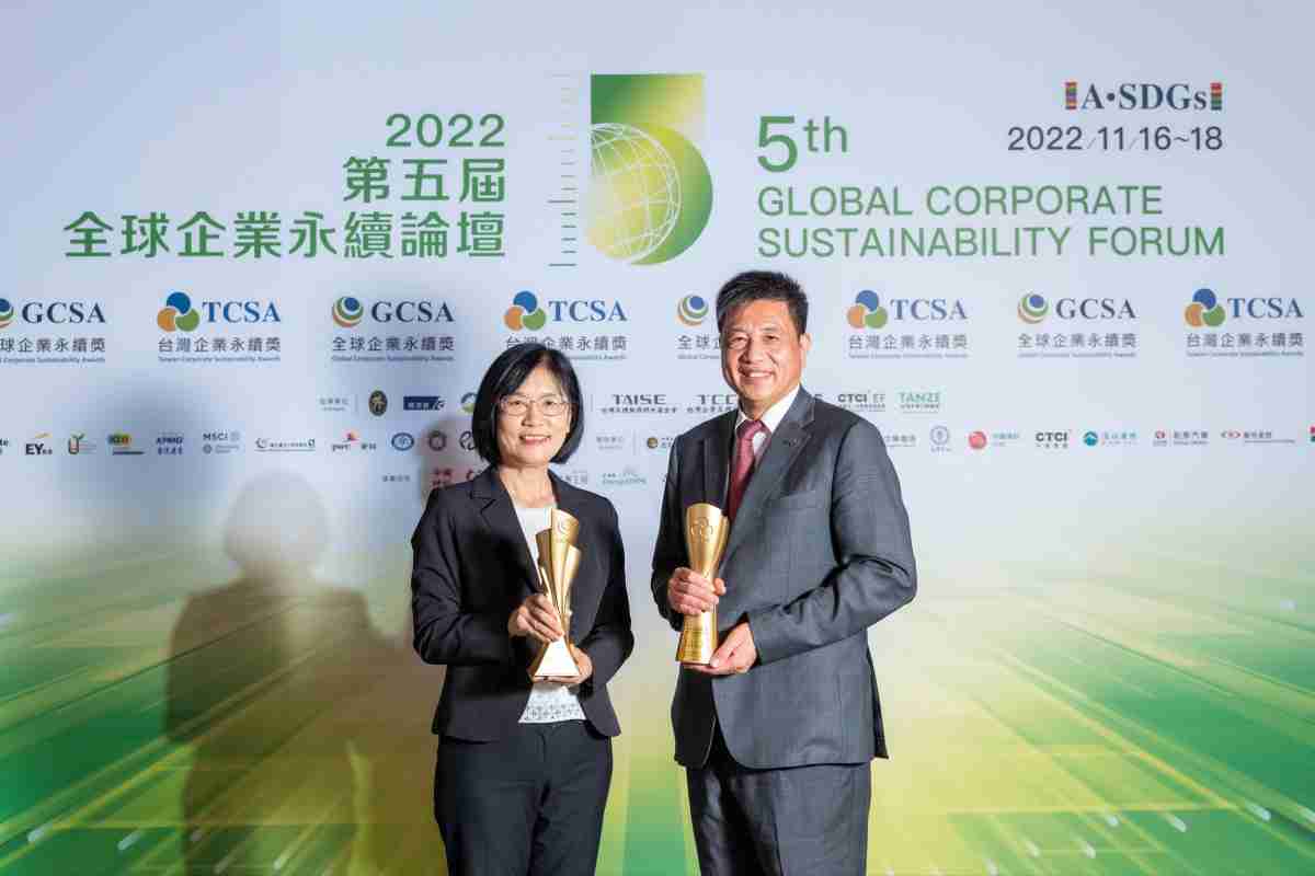 彩神vll作为净零碳排先锋，，，期引领价值链伙伴同行共好，，，卫冕制造业组“十大典范企业” 二连冠殊荣(左：彩神vll光电永续长古秀华，，，右：彩神vll光电董事长暨执行长彭双浪)