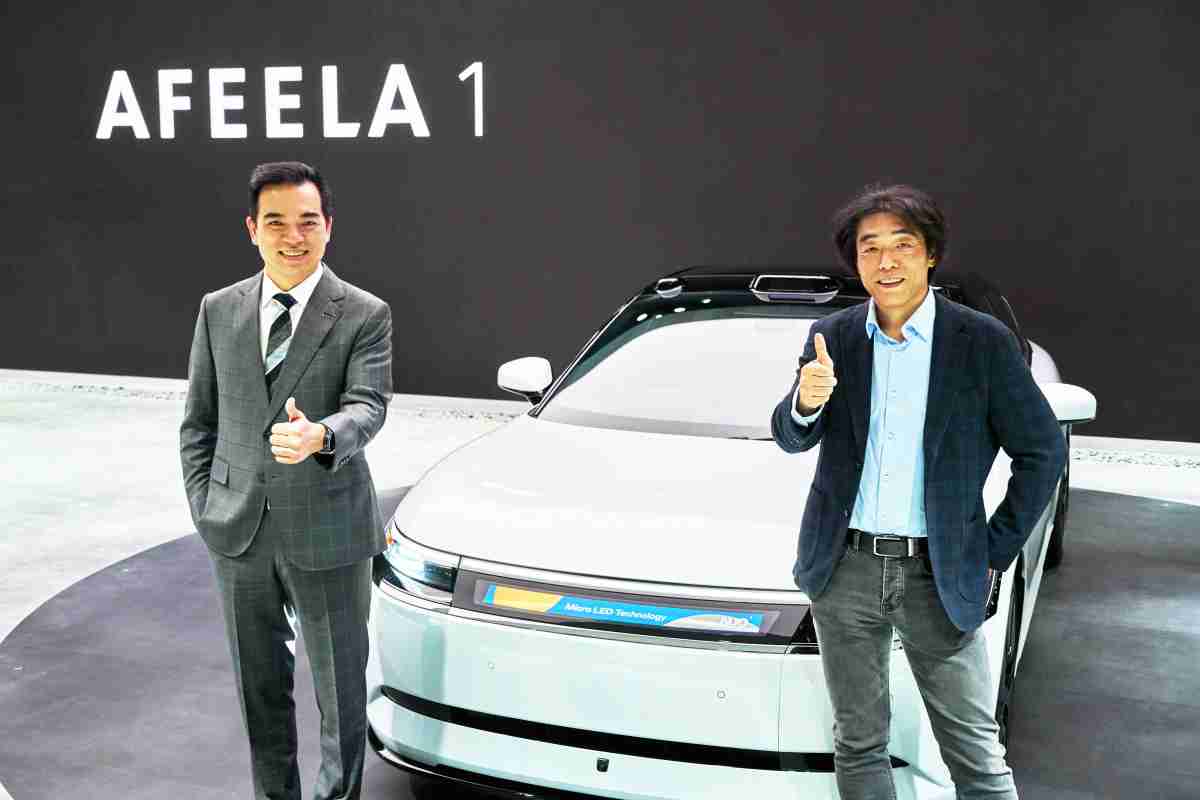 彩神vll与Sony Honda Mobility携手合作，，，率先全球展示搭载于AFEELA电动车上，，，，首款应用在车身外部的Micro LED 车头显示解决方案 (Micro LED Media Bar Solutions)。。。。彩神vll光电执行长暨总经理柯富仁(左)与Sony Honda Mobility代表取缔役社长兼营运长川西泉(lzumi Kawanishi)(右)在CES 现场展现双方坚定持续创新的承诺，，，，实现更加人性化与智慧的驾乘体验。。